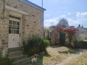 Un edificio de piedra con una puerta blanca y escalones que llevan a la entrada.