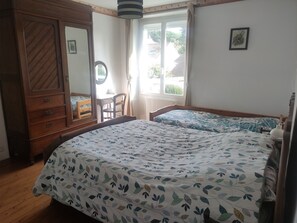 2 habitaciones, tabla de planchar con plancha, cuna de viaje y wifi 