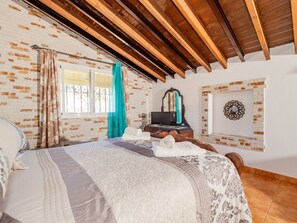 5 bedrooms, iron/ironing board, free WiFi, bed sheets