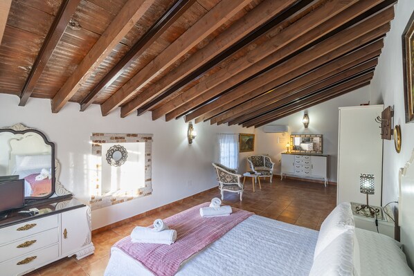 5 bedrooms, iron/ironing board, free WiFi, bed sheets