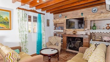 Een televisie en een open haard