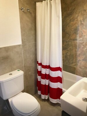 Habitación tradicional doble, 1 cama doble, no fumadores, baño privado | Baño | Ducha y bañera combinadas y bañera profunda