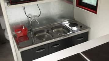 Traditional Double Room, 1 Double Bed, Non Smoking, Private Bathroom | Private kitchen | Stovetop, electric kettle, cookware/dishes/utensils