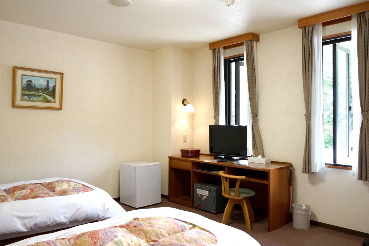 双床房 | 客房内保险箱、免费 WiFi