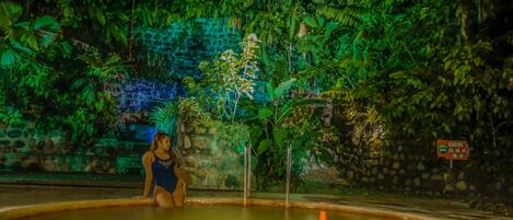 5 piscines extérieures, chaises longues