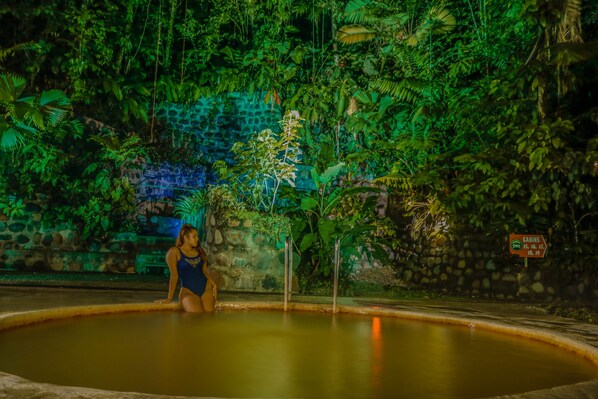 5 piscines extérieures, chaises longues