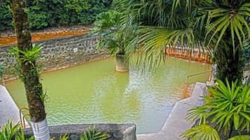 5 個室外泳池;躺椅