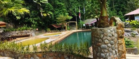 5 kolam renang outdoor, dengan kursi berjemur