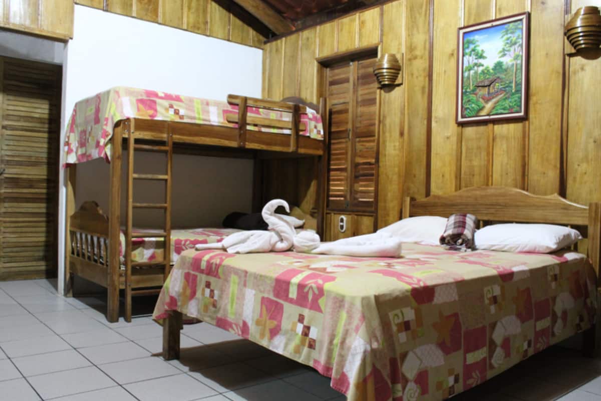Hypo-allergenic bedding, free WiFi, bed sheets
