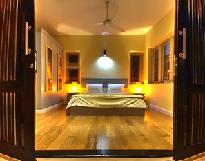 4 chambres, coffres-forts dans les chambres, fer et planche à repasser