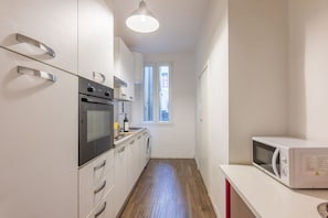 Frigorifero, microonde, forno, piano cottura