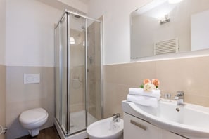 Douche, sĂšche-cheveux, bidet, serviettes fournies