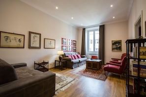 Smart TV, DVD player, books, offices