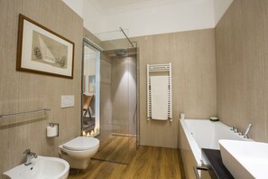 Shower, jetted tub, hair dryer, bidet - Rome Boutique Apartments, renovated, luxurious, central, near the vatican. (Roma)