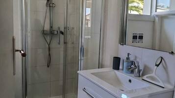 Bathtub, hair dryer