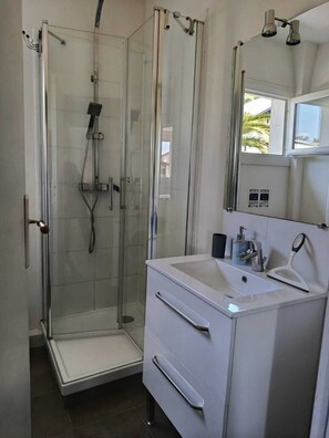 Baignoire, sèche-cheveux
