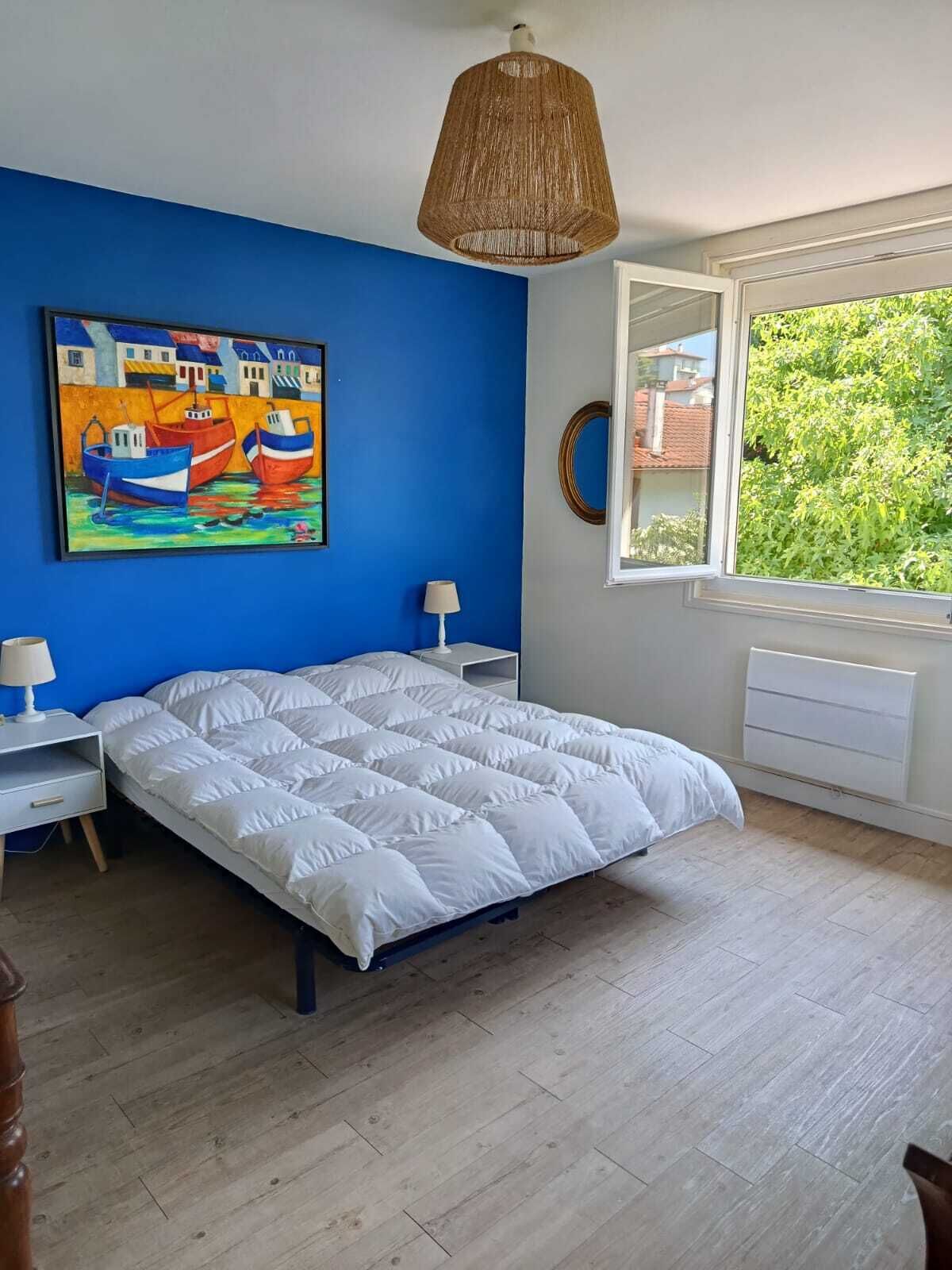 3 dormitorios, tabla de planchar con plancha, cuna de viaje