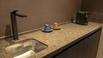 Premier Twin Room with Washing Machine, Non-Smoking | Private kitchen | Microwave, stovetop, electric kettle