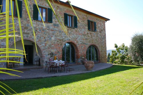 Beautiful villa with private pool located in the hilly territory of Valdichiana, approx. 1 km from t