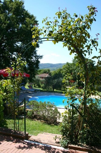 Schöne Villa mit Pool in der hügeligen Gegend des Valdichiana, ca. 1 km vom Dorf Lucignano entfernt,