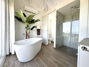 Duschwanne, umweltfreundliche Kosmetikartikel, Haartrockner, Bidet