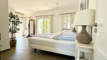 3 chambres, bureau, fer et planche Ă repasser, lit parapluie