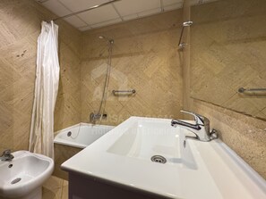 Baignoire, sèche-cheveux, serviettes fournies