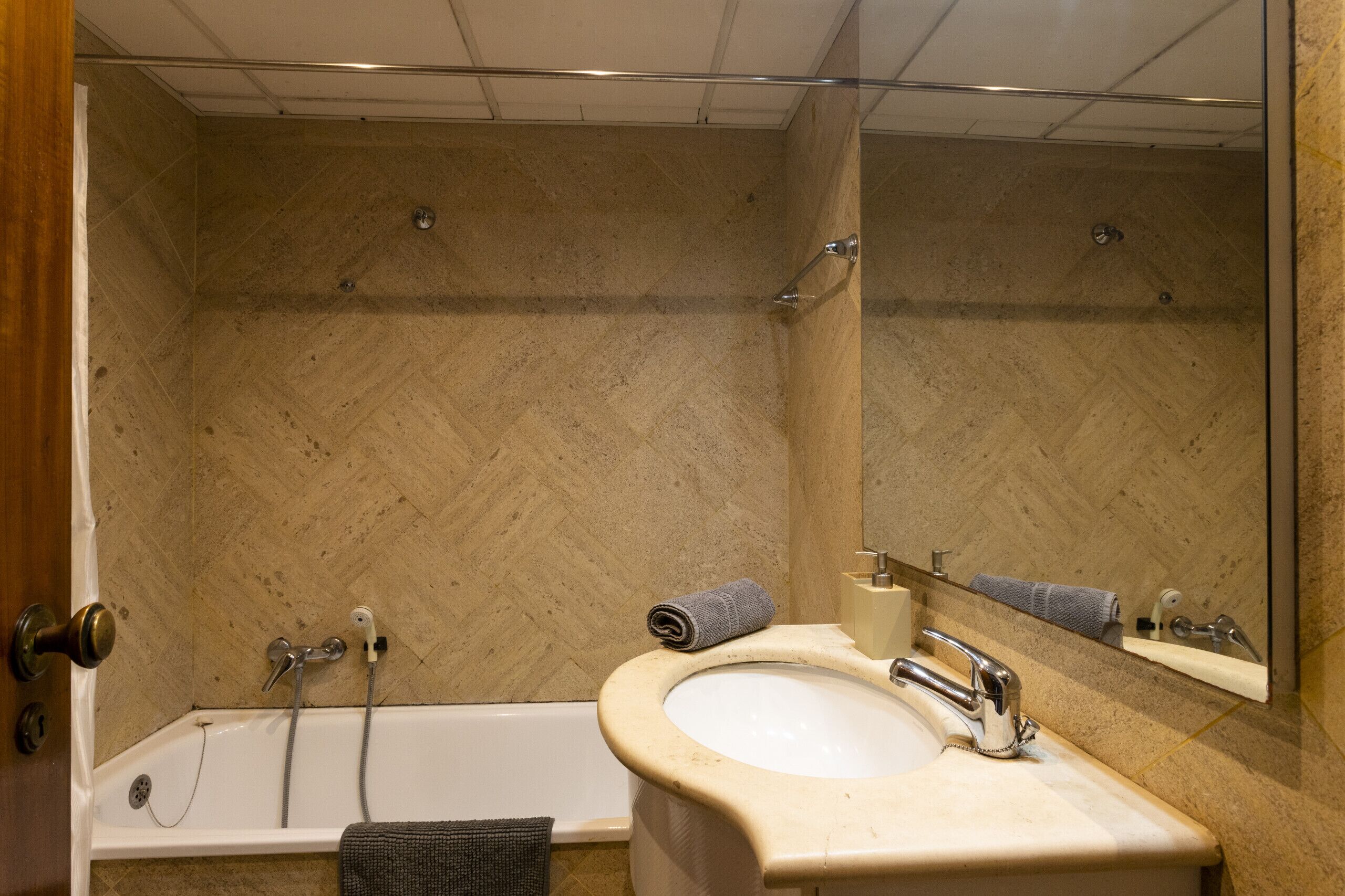 Badekar, hårføner og håndklær