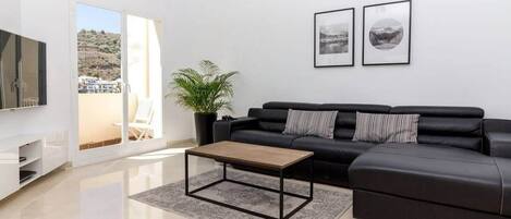 Televisio, videopelejä, työhuone