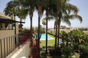 Property grounds - La Quinta Hills | Townhouse Rooftop Jacuzzi Community Pool (Benahavís)