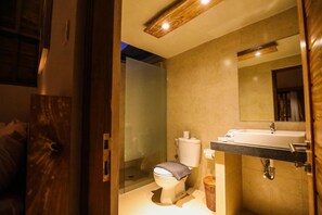 Classic-Bungalow, 1 Schlafzimmer, Gartenblick | Badezimmer | Dusche, kostenlose Toilettenartikel, Handtücher, Seife