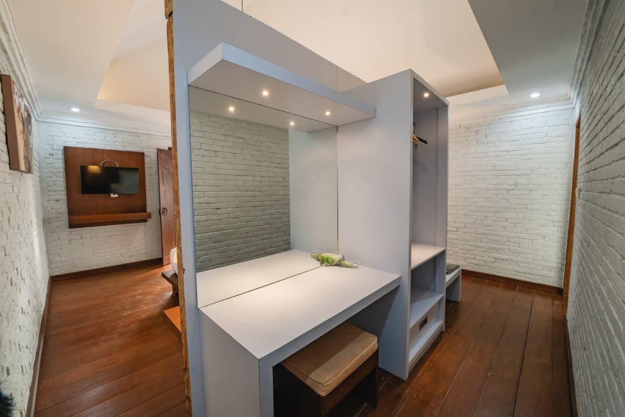 Minibar, caja de seguridad en la habitación, escritorio y cunas 