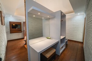 Villa, 1 Bedroom | Minibar, in-room safe, desk, cribs/infant beds