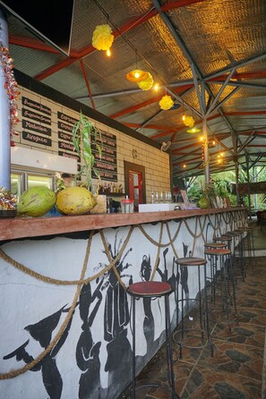 Frühstück, Mittagessen, Abendessen, lokale und internationale Küche