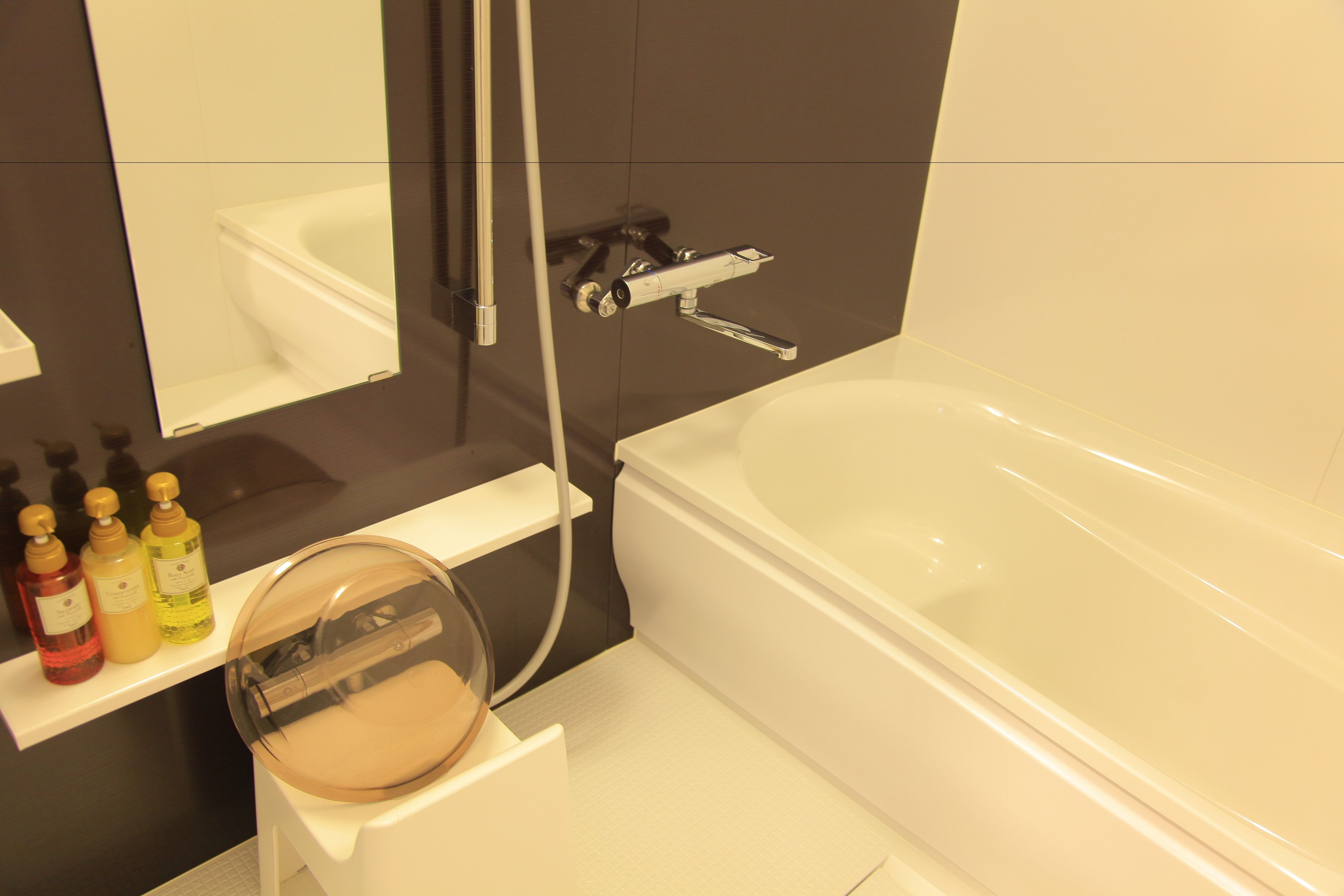 combined shower/bathtub, free toiletries, hair dryer, slippers