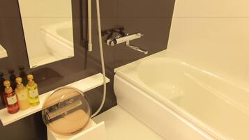 Ducha y bañera combinadas y artículos de higiene personal gratuitos