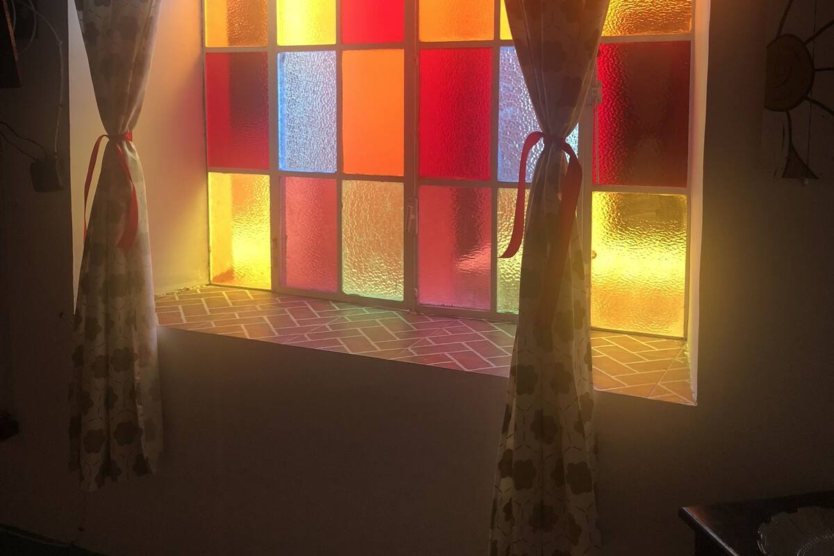 Decoración personalizada, muebles diferentes y cortinas blackout