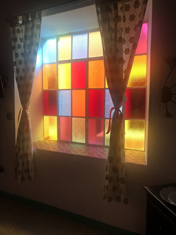 Decoración personalizada, muebles diferentes y cortinas blackout 