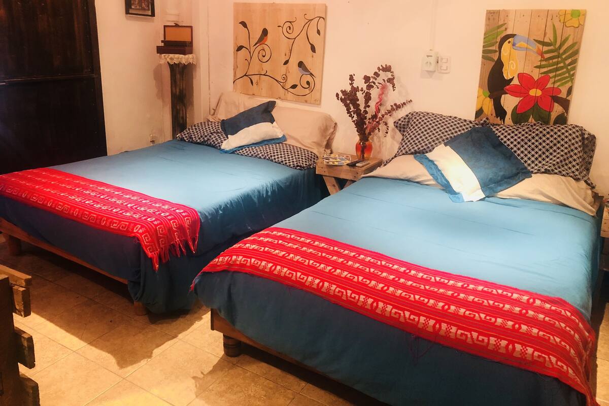 Decoración personalizada, muebles diferentes y cortinas blackout