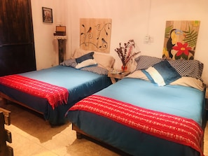 Decoración personalizada, muebles diferentes y cortinas blackout