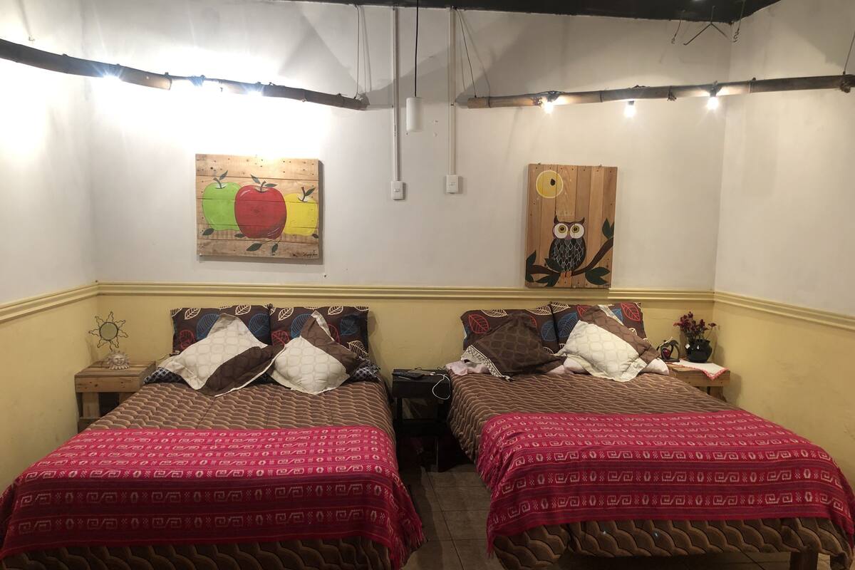 Decoración personalizada, muebles diferentes y cortinas blackout