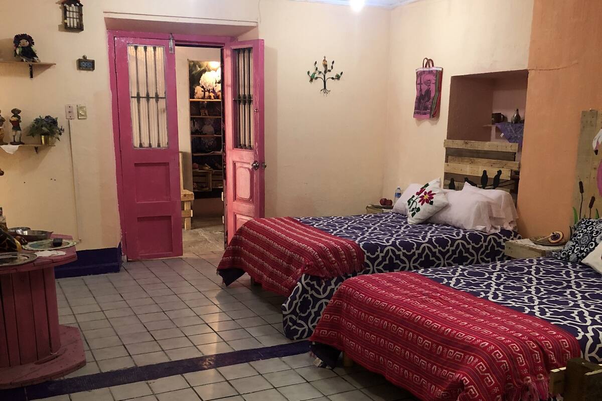 Decoración personalizada, muebles diferentes y cortinas blackout