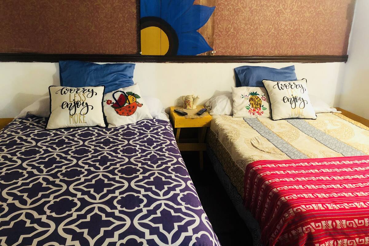 Decoración personalizada, muebles diferentes y cortinas blackout