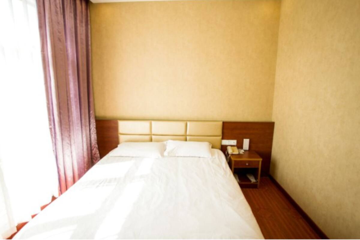 Comfort Single Room, 1 Queen Bed, Accessible, Smoking | Premium bedding, down comforters, memory foam beds, desk