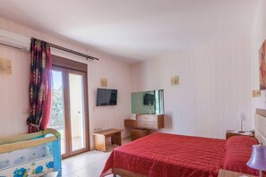 5 Schlafzimmer, Zimmersafe, Bügeleisen/Bügelbrett, Reisekinderbett