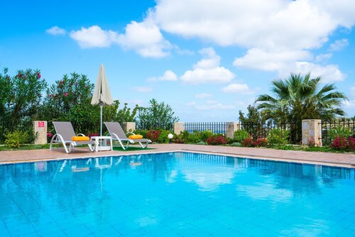 Family Friendly villa private pool, Children Area, BBQ, Garden, 5km to the beach