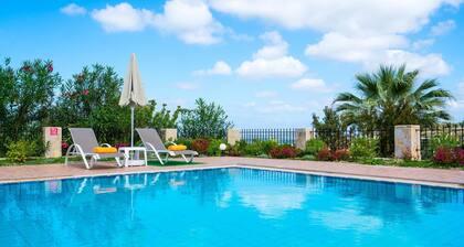 Family Friendly villa private pool, Children Area, BBQ, Garden, 5km to the beach