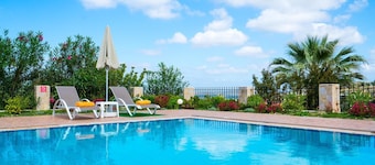 Family Friendly villa private pool, Children Area, BBQ, Garden, 5km to the beach