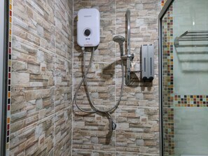 Douche, articles de toilette gratuits, serviettes fournies, savon