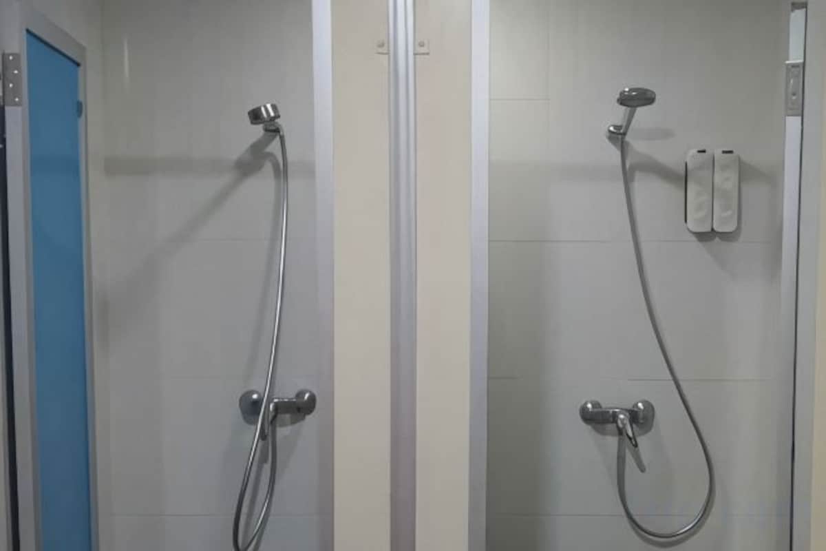 Badezimmer | Dusche, kostenlose Toilettenartikel, Handtücher, Seife